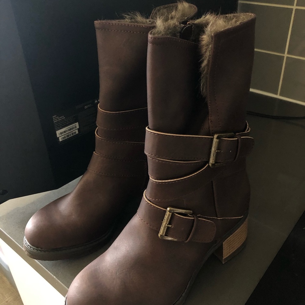 WOMENS BROWN FUR BOOTS SZ 7..5